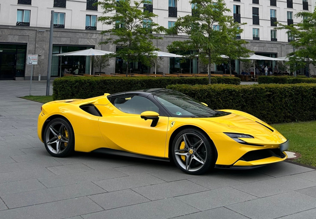 Ferrari SF-90 Spider külső fotó