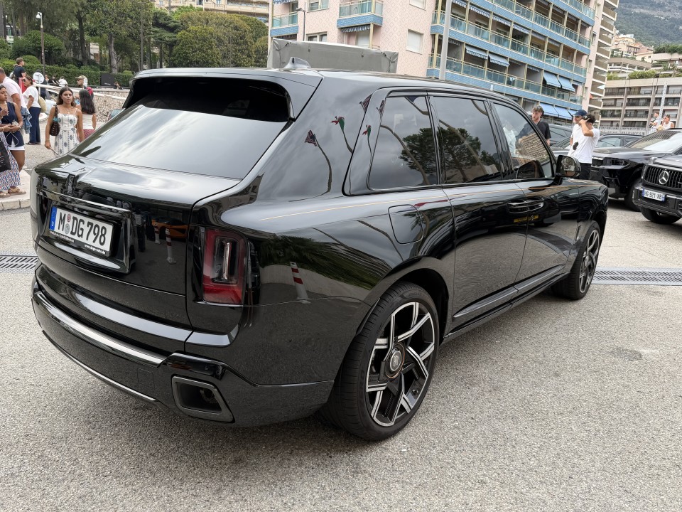 Rolls-Royce Cullinan Black Badge külső fotó